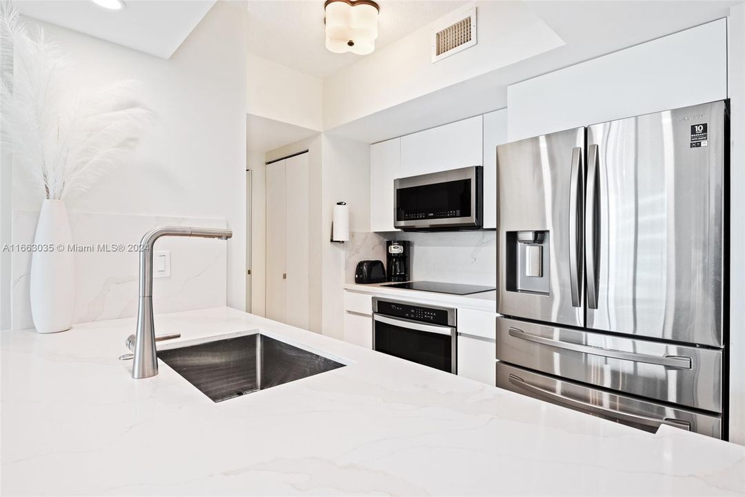 For Sale: $675,000 (2 beds, 2 baths, 1080 Square Feet)