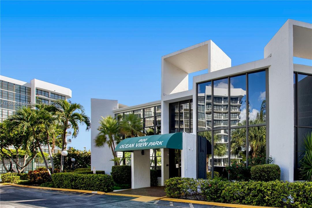 Clubhouse & Recreation Center located waterfront along the Intracoastal with Pool, Tennis, BBQ, Sundeck, Fitness Rooms, Ping Pong, large Party Room and inviting Lounge Areas.   Oceanview Park Condominium. Hallandale Beach.