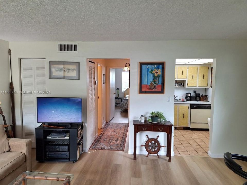 For Sale: $215,000 (1 beds, 1 baths, 620 Square Feet)