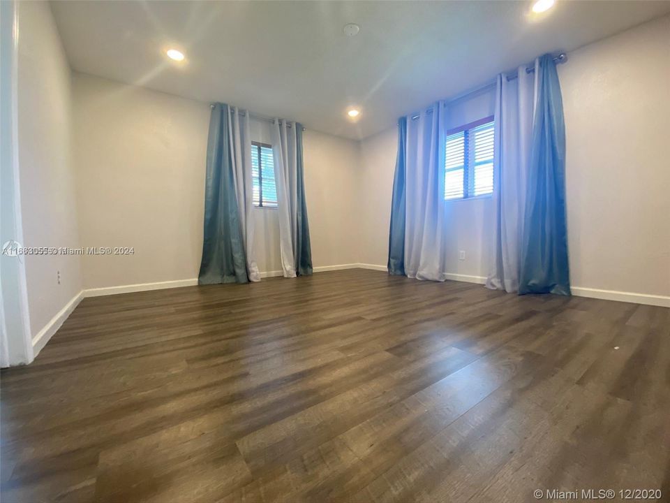 For Rent: $2,150 (2 beds, 2 baths, 871 Square Feet)