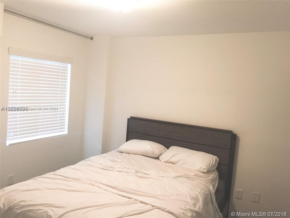 For Sale: $330,000 (2 beds, 2 baths, 649 Square Feet)