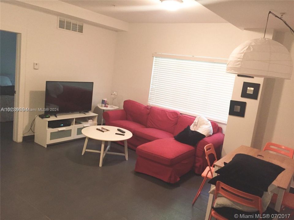 For Sale: $330,000 (2 beds, 2 baths, 649 Square Feet)