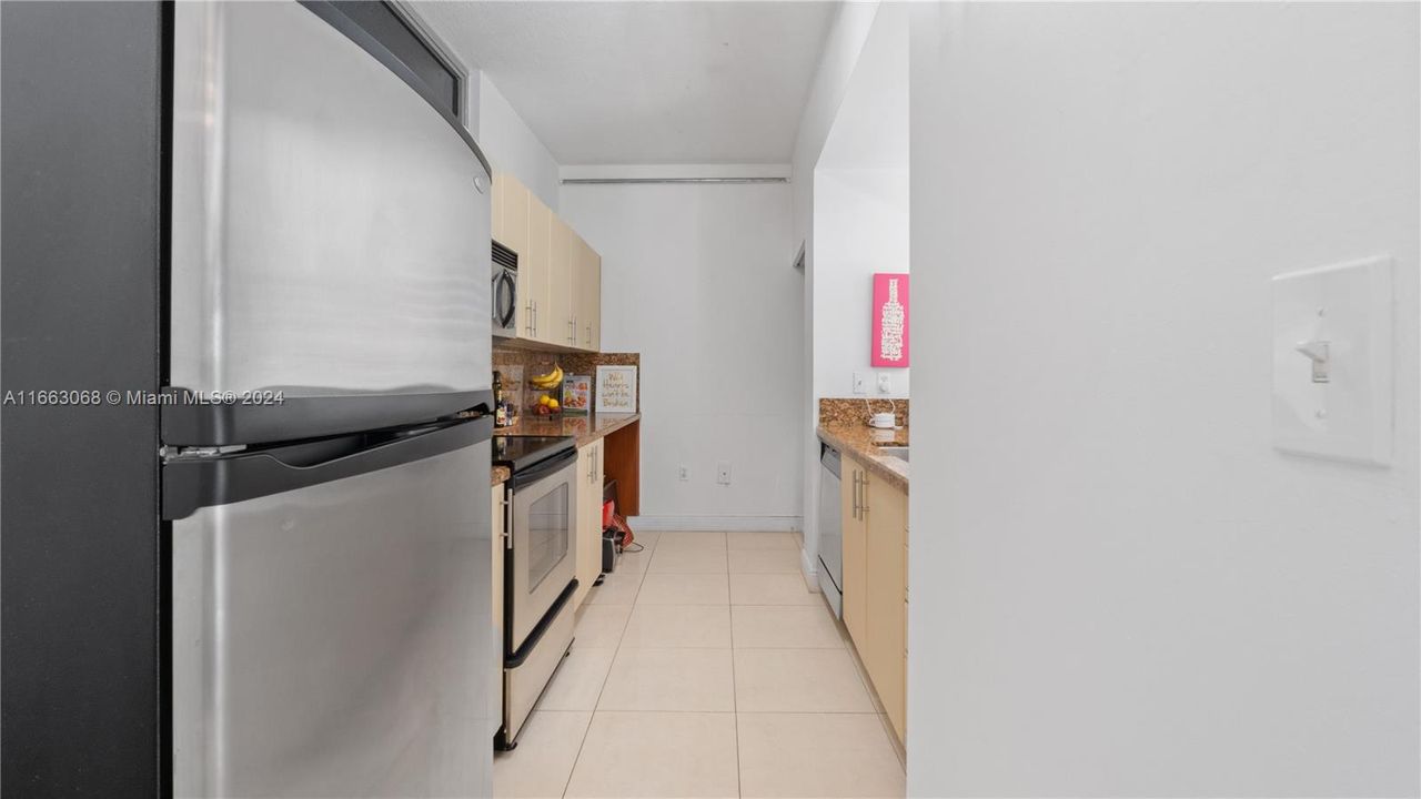 For Sale: $385,000 (1 beds, 1 baths, 835 Square Feet)