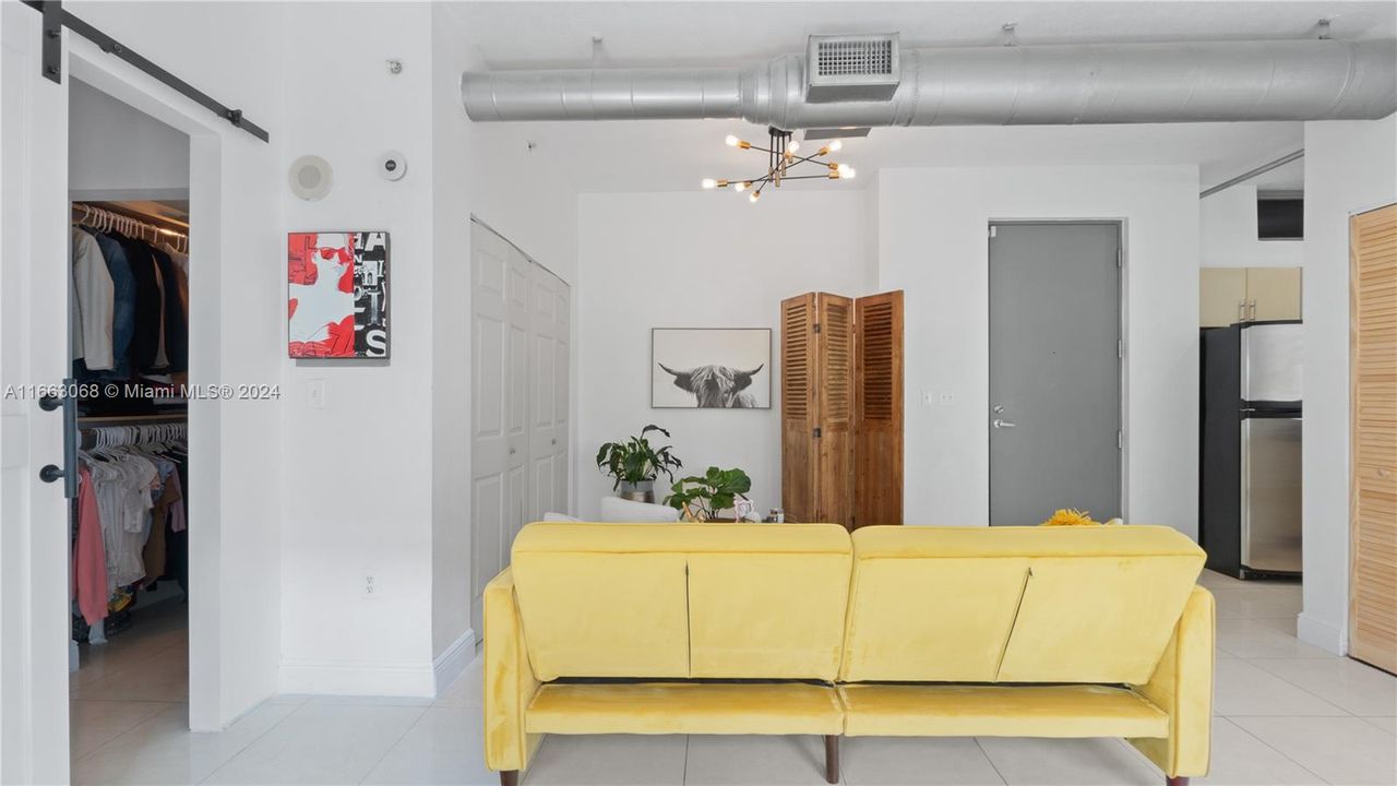 For Sale: $385,000 (1 beds, 1 baths, 835 Square Feet)