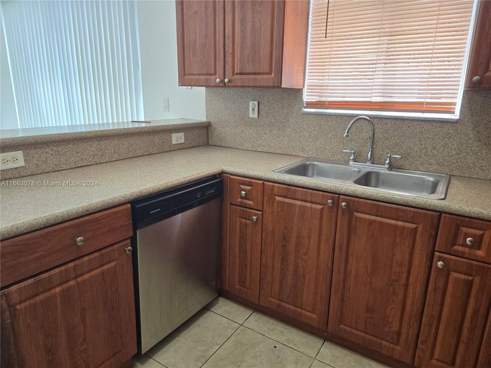 For Rent: $3,300 (4 beds, 2 baths, 1302 Square Feet)