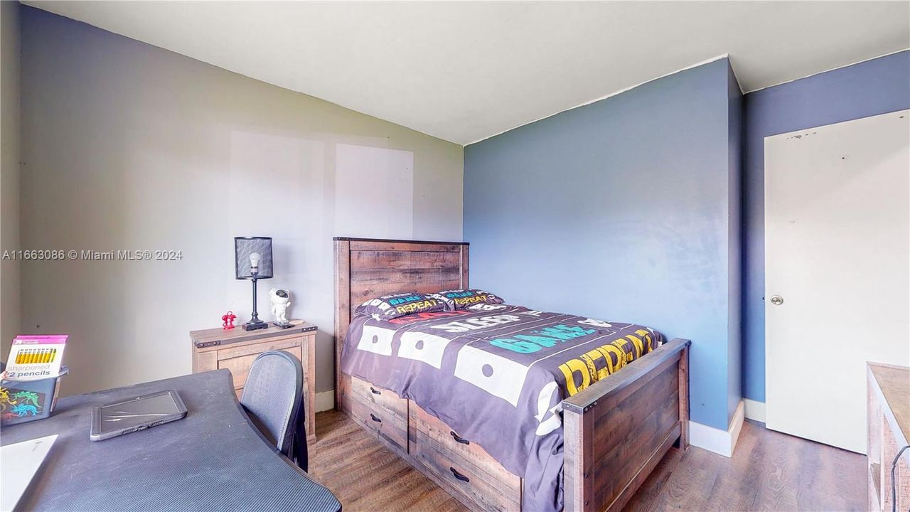 For Sale: $800,000 (4 beds, 2 baths, 1970 Square Feet)