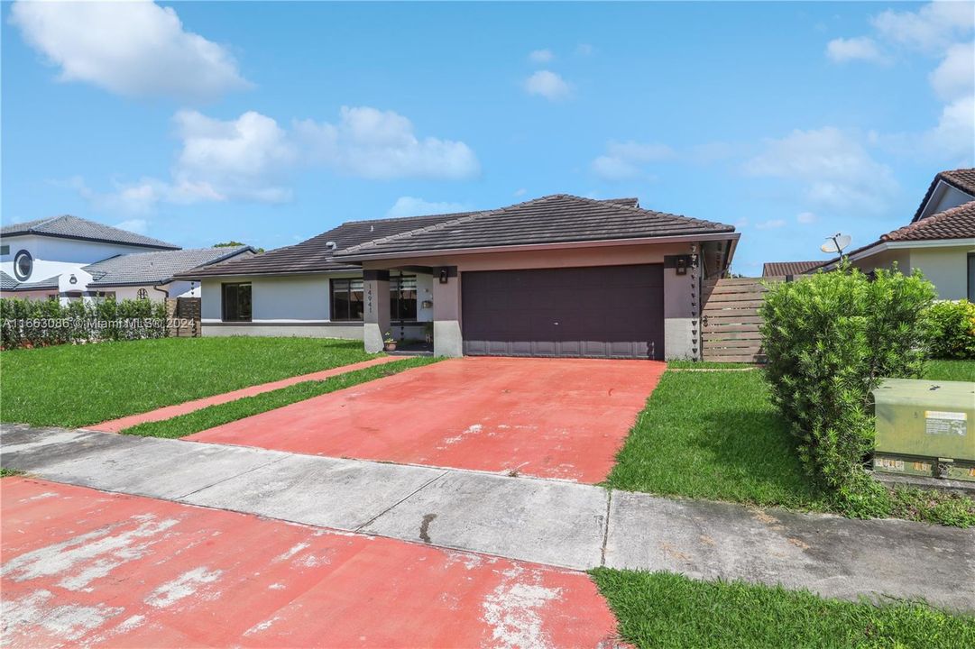 For Sale: $800,000 (4 beds, 2 baths, 1970 Square Feet)