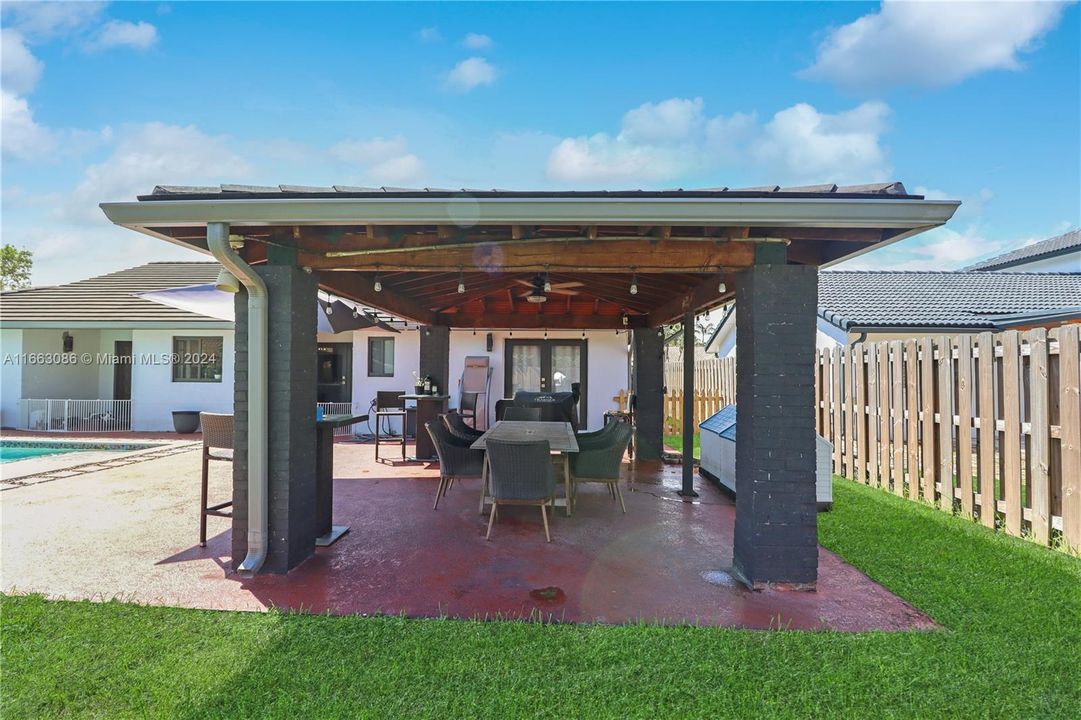 For Sale: $800,000 (4 beds, 2 baths, 1970 Square Feet)