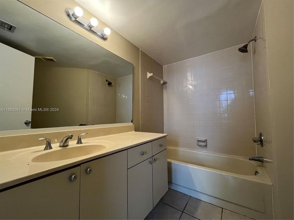 For Rent: $2,050 (2 beds, 2 baths, 890 Square Feet)