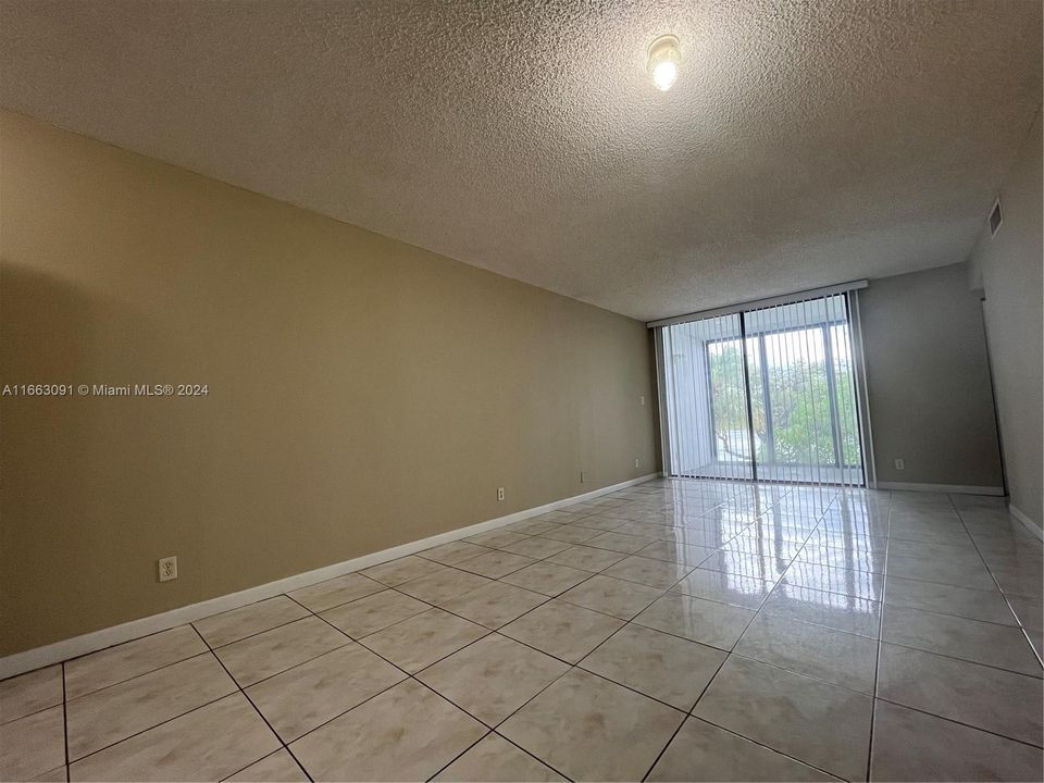 For Rent: $2,050 (2 beds, 2 baths, 890 Square Feet)