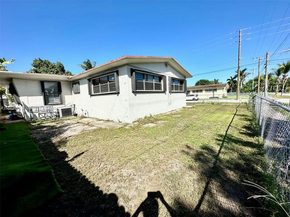 For Sale: $609,000 (2 beds, 2 baths, 1330 Square Feet)