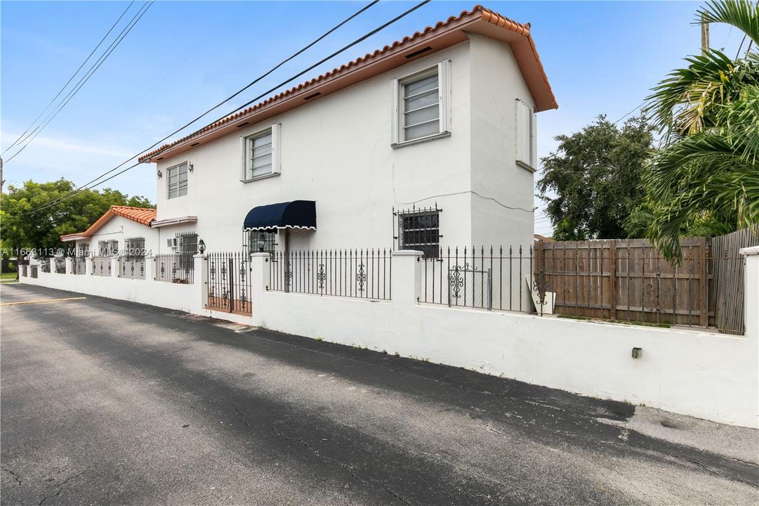 En Venta: $949,900 (6 camas, 5 baños, 2816 Pies cuadrados)