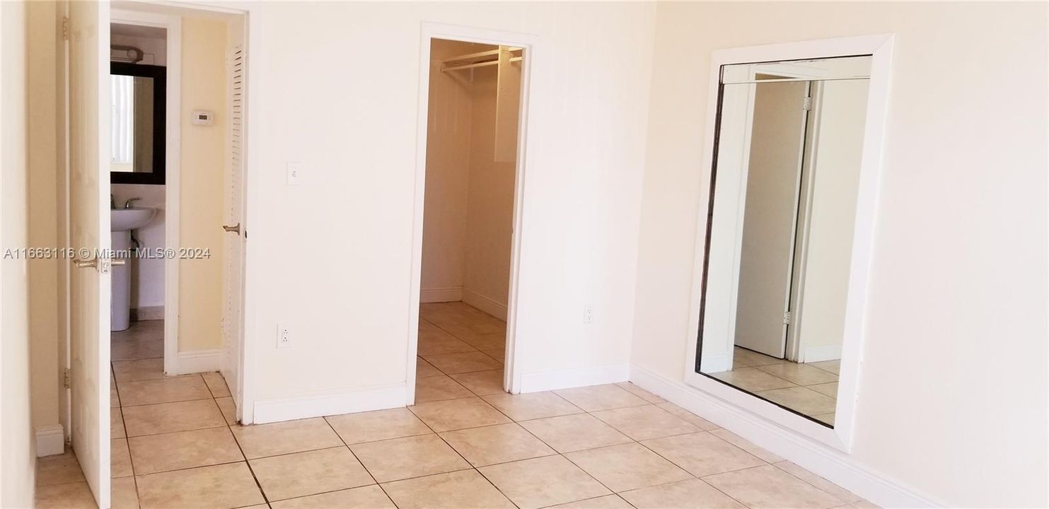 For Sale: $208,000 (1 beds, 1 baths, 714 Square Feet)