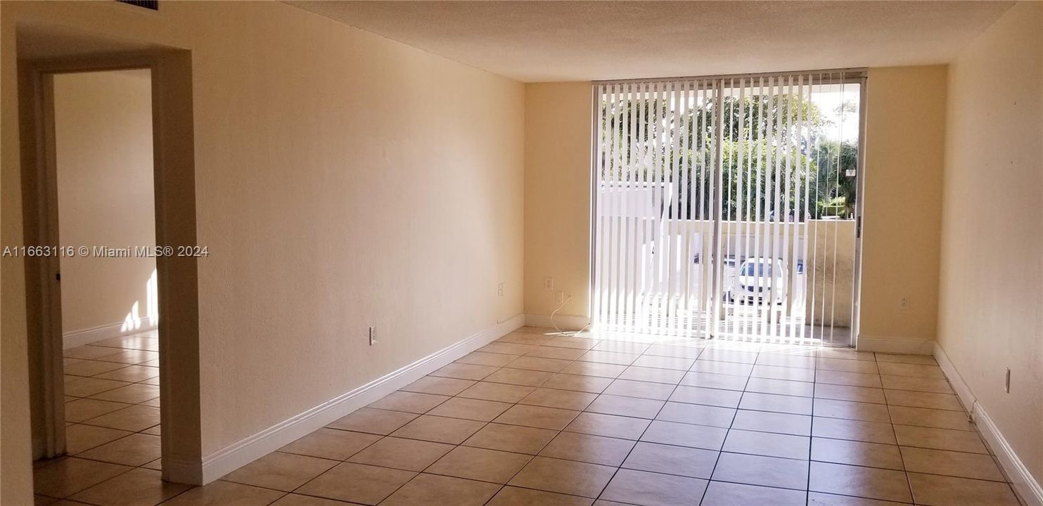 For Sale: $208,000 (1 beds, 1 baths, 714 Square Feet)