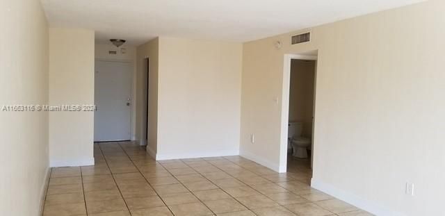 For Sale: $208,000 (1 beds, 1 baths, 714 Square Feet)