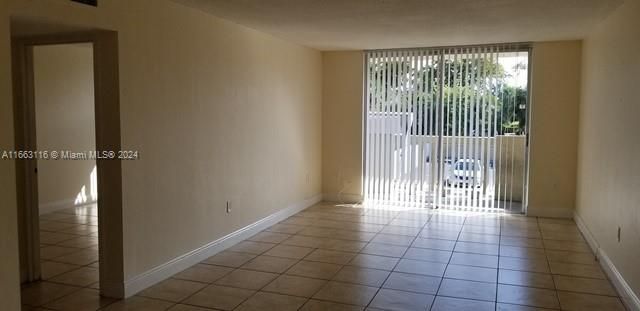 For Sale: $208,000 (1 beds, 1 baths, 714 Square Feet)