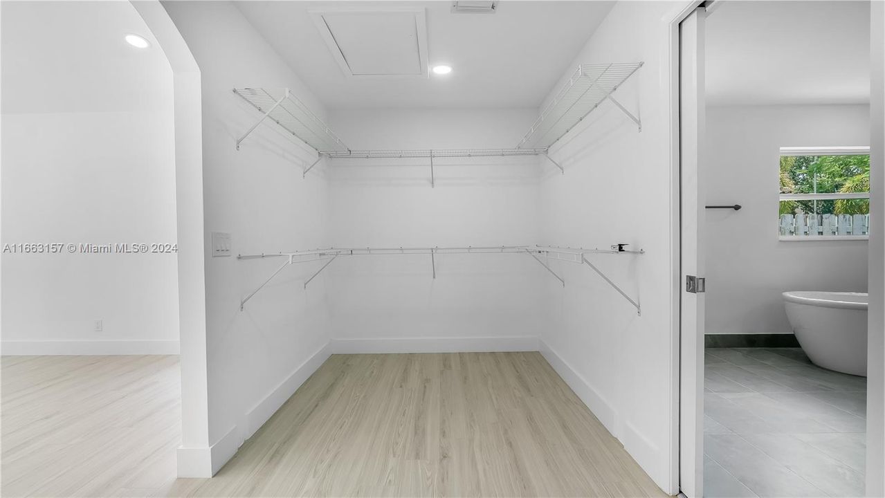 En Venta: $999,000 (5 camas, 3 baños, 3633 Pies cuadrados)