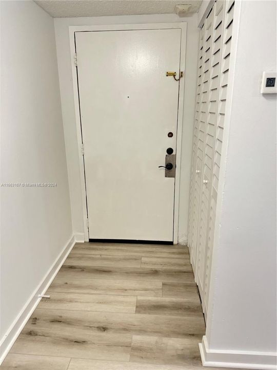 For Rent: $2,050 (1 beds, 1 baths, 809 Square Feet)