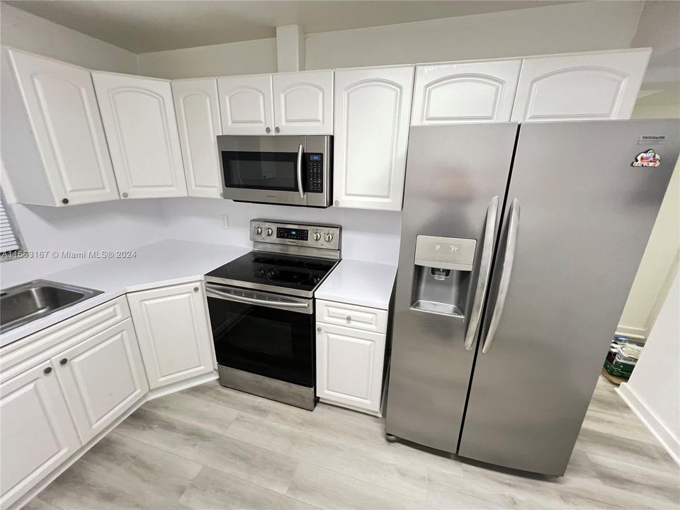 For Rent: $2,050 (1 beds, 1 baths, 809 Square Feet)