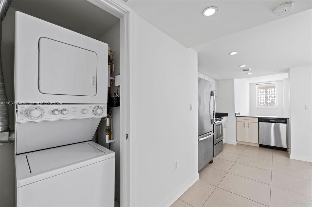 Active With Contract: $2,951 (1 beds, 1 baths, 576 Square Feet)