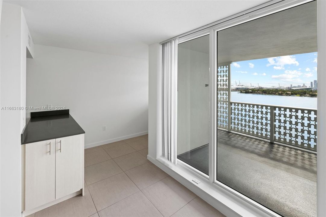 Active With Contract: $2,951 (1 beds, 1 baths, 576 Square Feet)