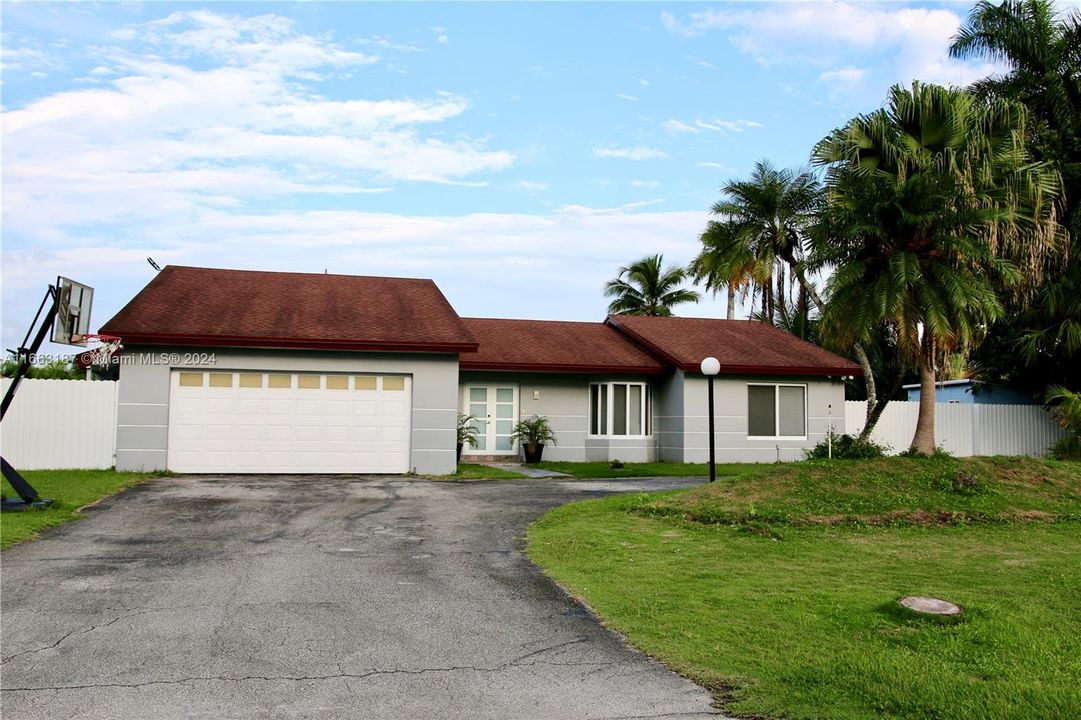 For Sale: $850,000 (4 beds, 2 baths, 1866 Square Feet)