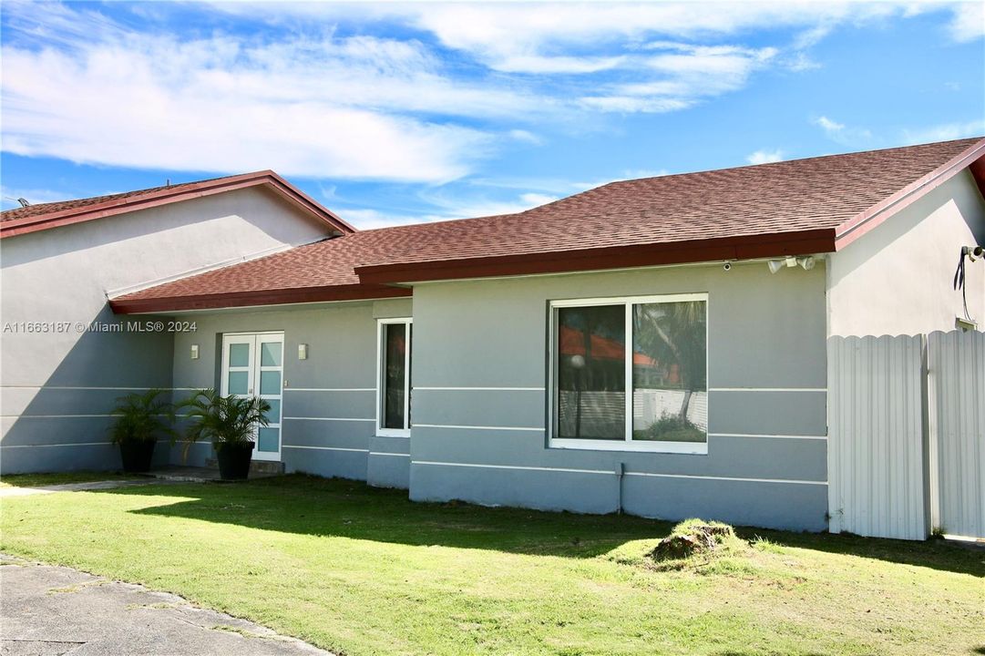 For Sale: $850,000 (4 beds, 2 baths, 1866 Square Feet)