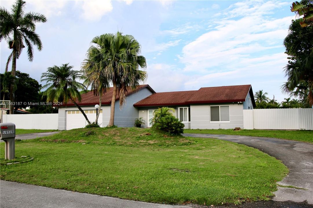 For Sale: $850,000 (4 beds, 2 baths, 1866 Square Feet)