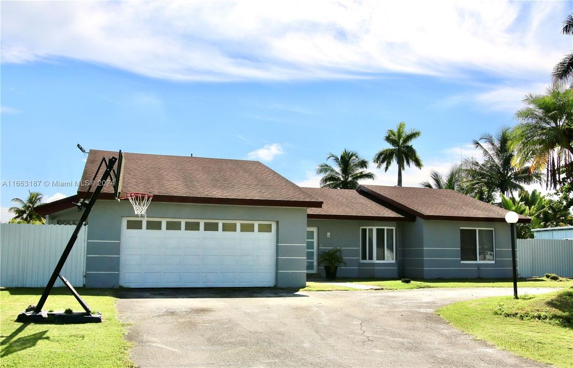 For Sale: $850,000 (4 beds, 2 baths, 1866 Square Feet)