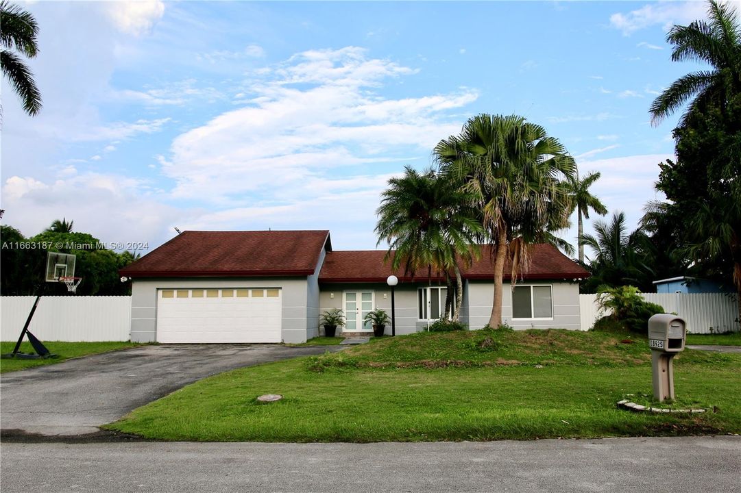 For Sale: $850,000 (4 beds, 2 baths, 1866 Square Feet)