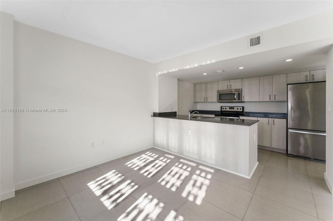 Active With Contract: $3,713 (2 beds, 1 baths, 931 Square Feet)