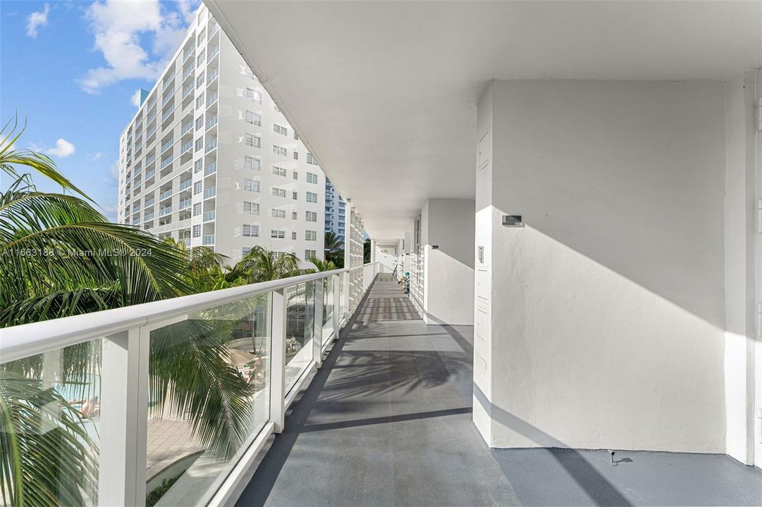 Active With Contract: $3,713 (2 beds, 1 baths, 931 Square Feet)