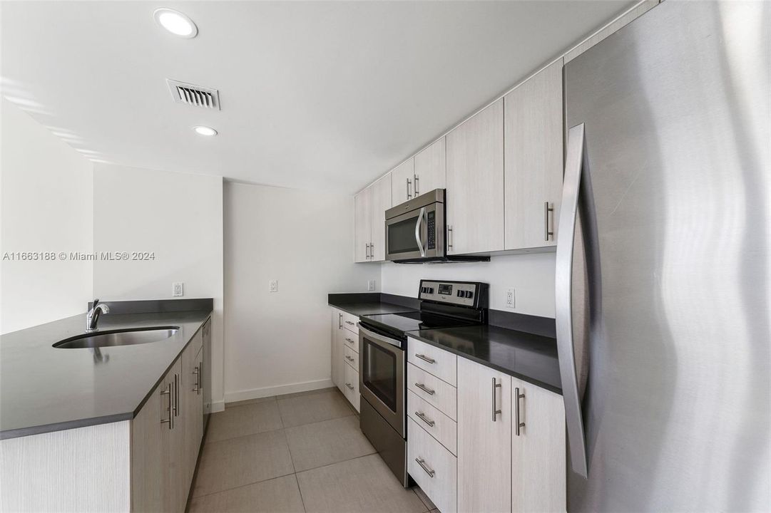 Active With Contract: $3,713 (2 beds, 1 baths, 931 Square Feet)