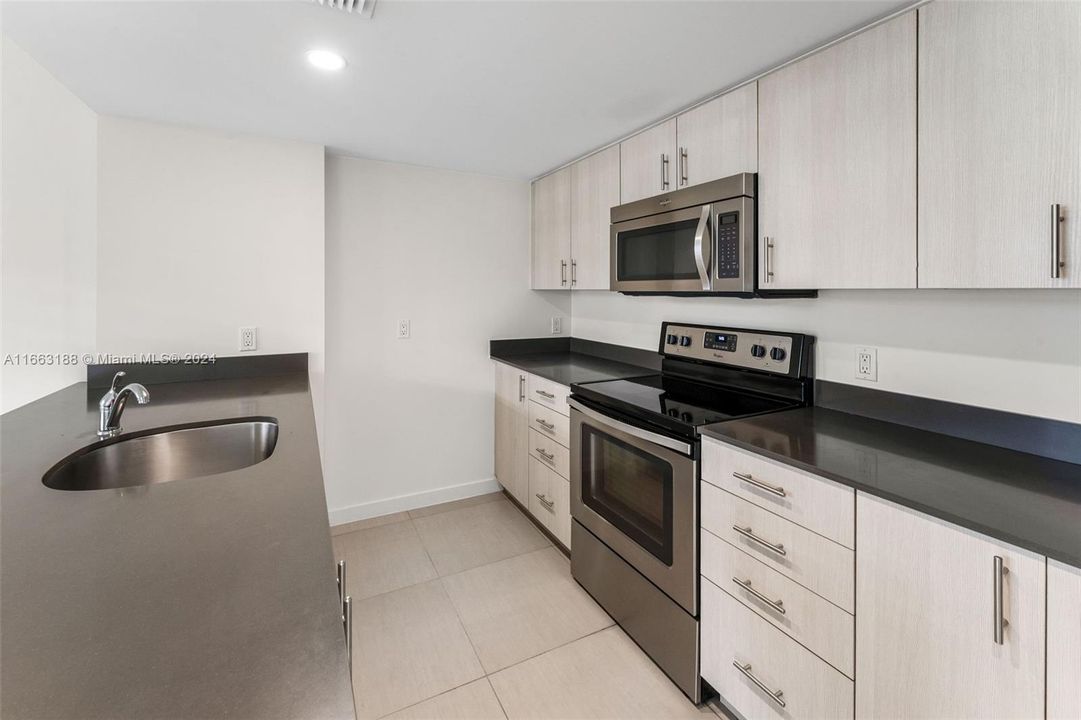 Active With Contract: $3,713 (2 beds, 1 baths, 931 Square Feet)