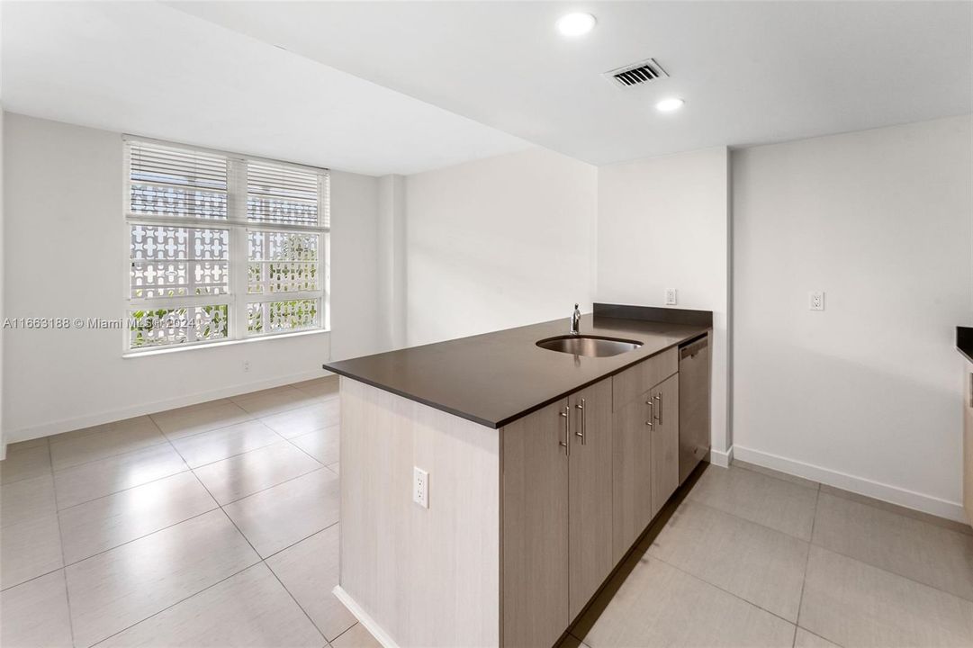 Active With Contract: $3,713 (2 beds, 1 baths, 931 Square Feet)