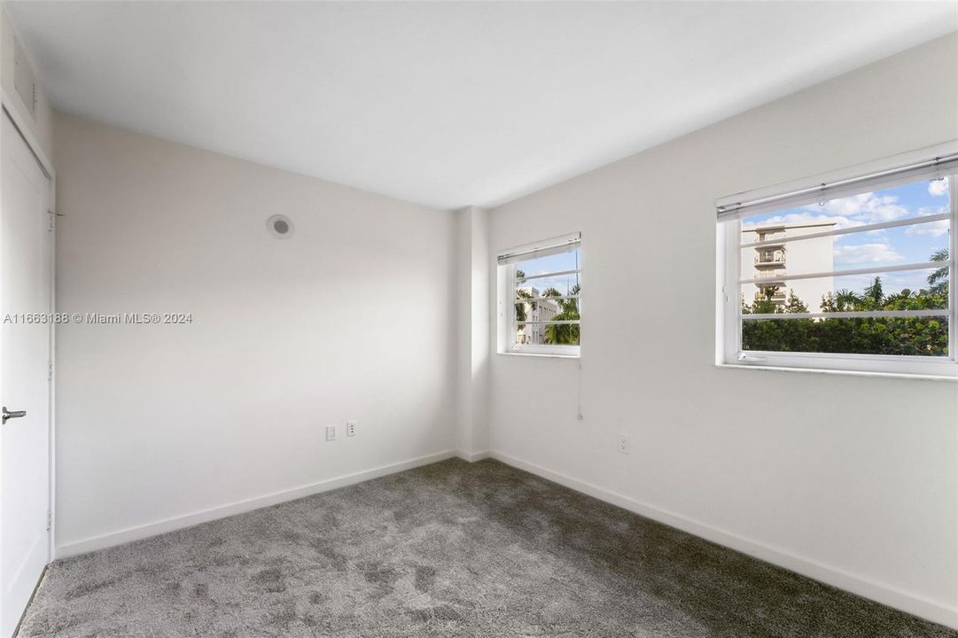 Active With Contract: $3,713 (2 beds, 1 baths, 931 Square Feet)