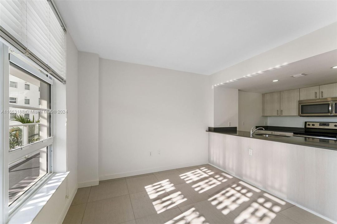 Active With Contract: $3,713 (2 beds, 1 baths, 931 Square Feet)