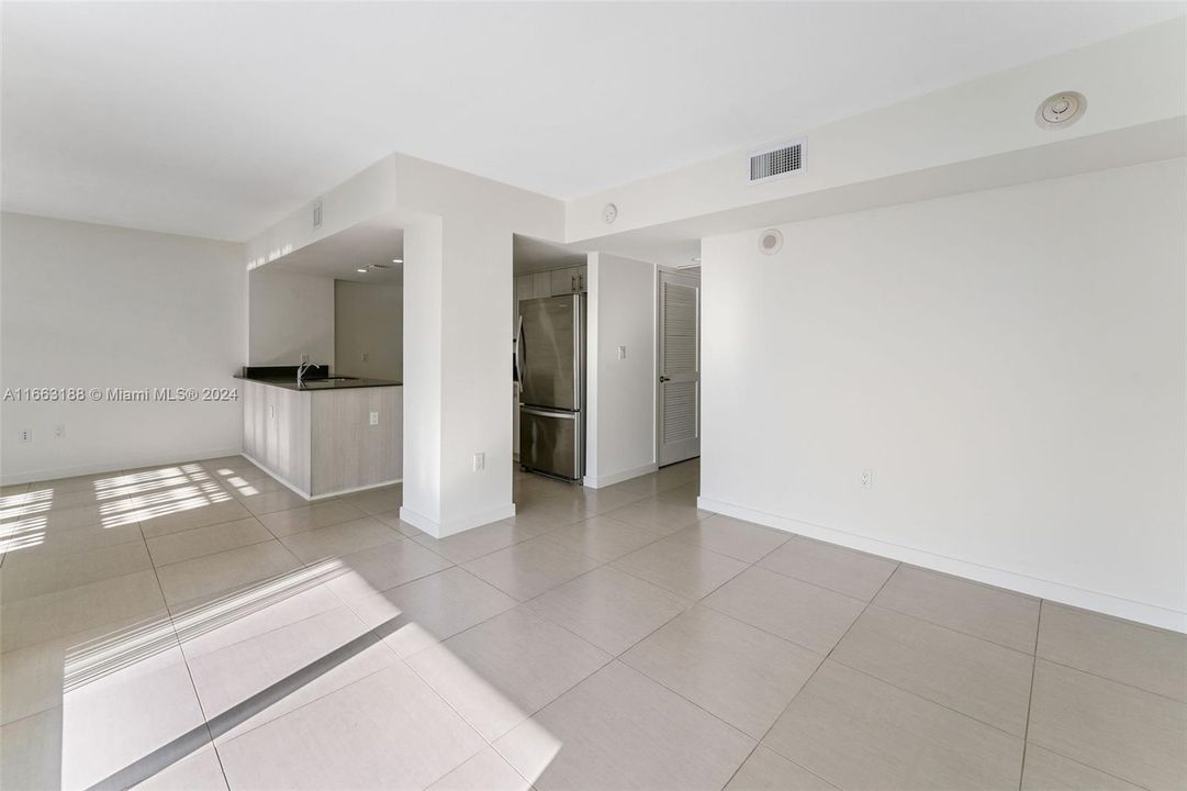 Active With Contract: $3,713 (2 beds, 1 baths, 931 Square Feet)