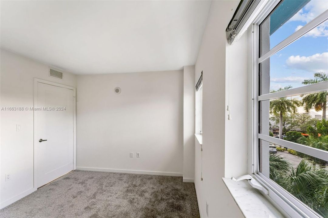 Active With Contract: $3,713 (2 beds, 1 baths, 931 Square Feet)