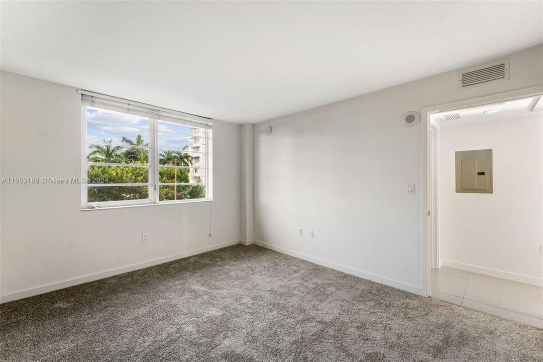 Active With Contract: $3,713 (2 beds, 1 baths, 931 Square Feet)