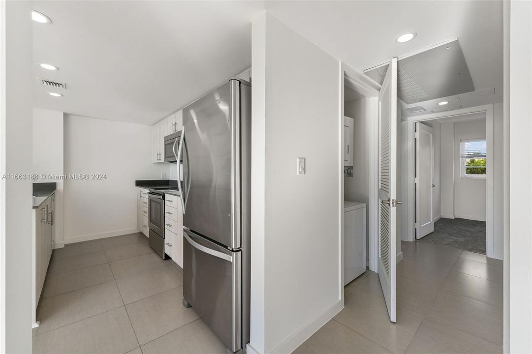 Active With Contract: $3,713 (2 beds, 1 baths, 931 Square Feet)