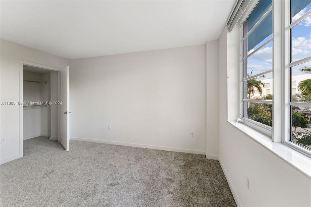 Active With Contract: $3,713 (2 beds, 1 baths, 931 Square Feet)