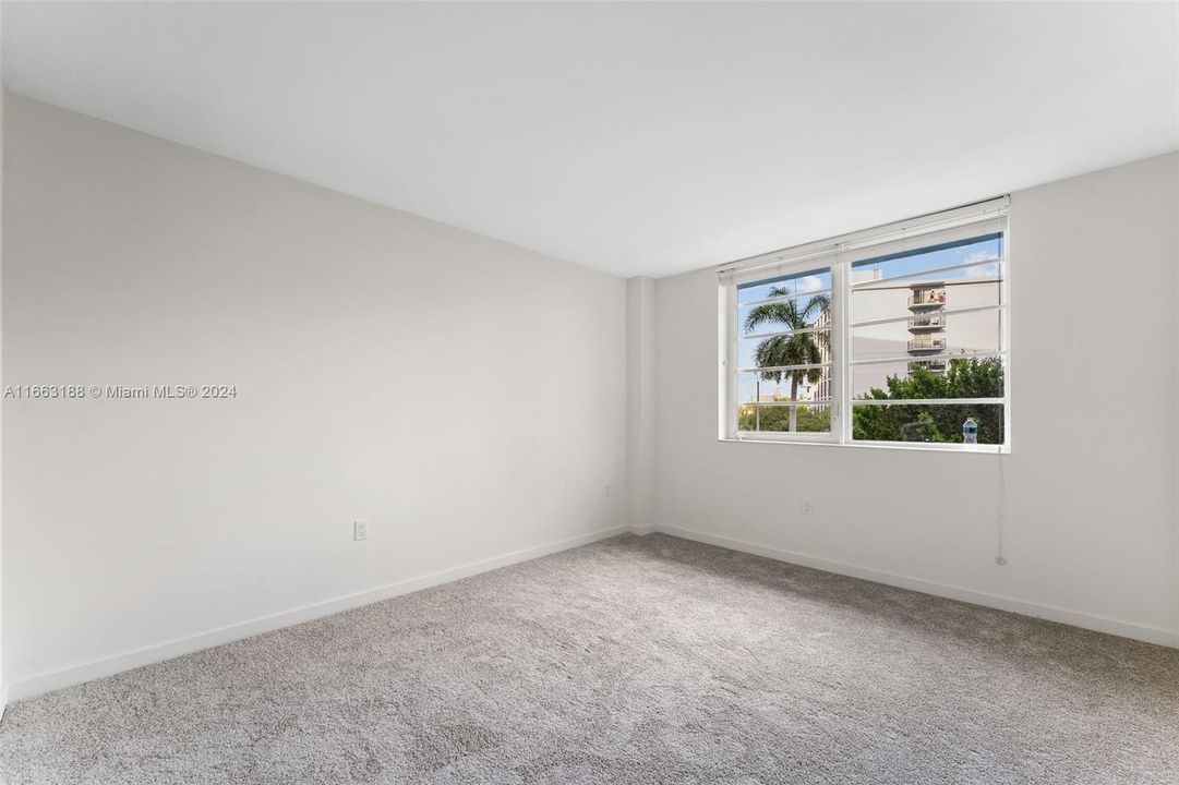 Active With Contract: $3,713 (2 beds, 1 baths, 931 Square Feet)