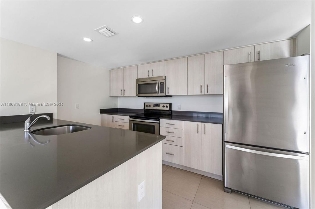 Active With Contract: $3,713 (2 beds, 1 baths, 931 Square Feet)