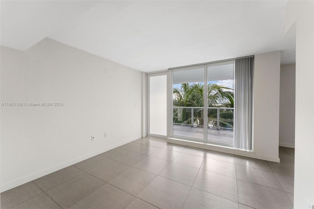 Active With Contract: $3,713 (2 beds, 1 baths, 931 Square Feet)