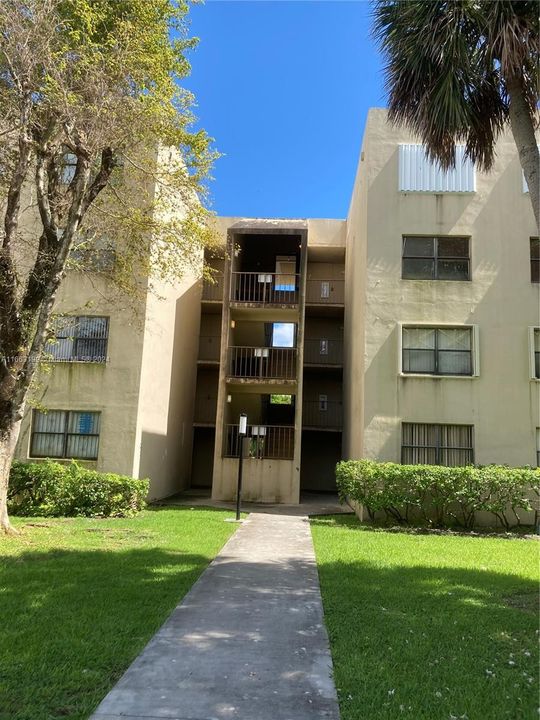 For Rent: $2,300 (2 beds, 2 baths, 866 Square Feet)