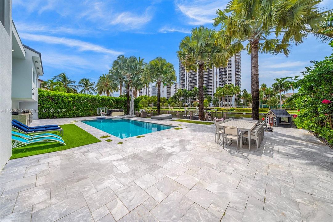 For Sale: $4,675,000 (5 beds, 5 baths, 4126 Square Feet)