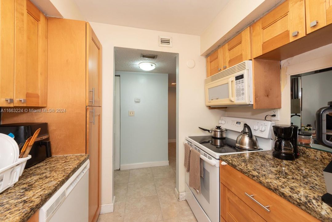 For Sale: $300,000 (2 beds, 2 baths, 906 Square Feet)