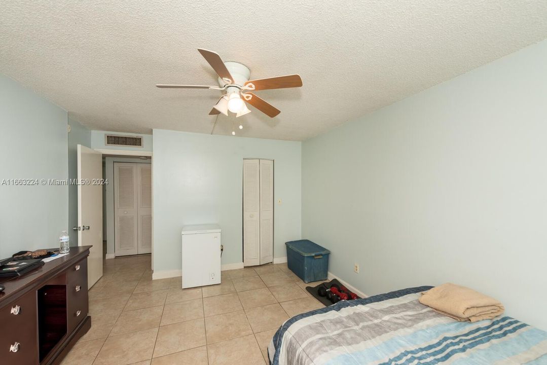 For Sale: $300,000 (2 beds, 2 baths, 906 Square Feet)