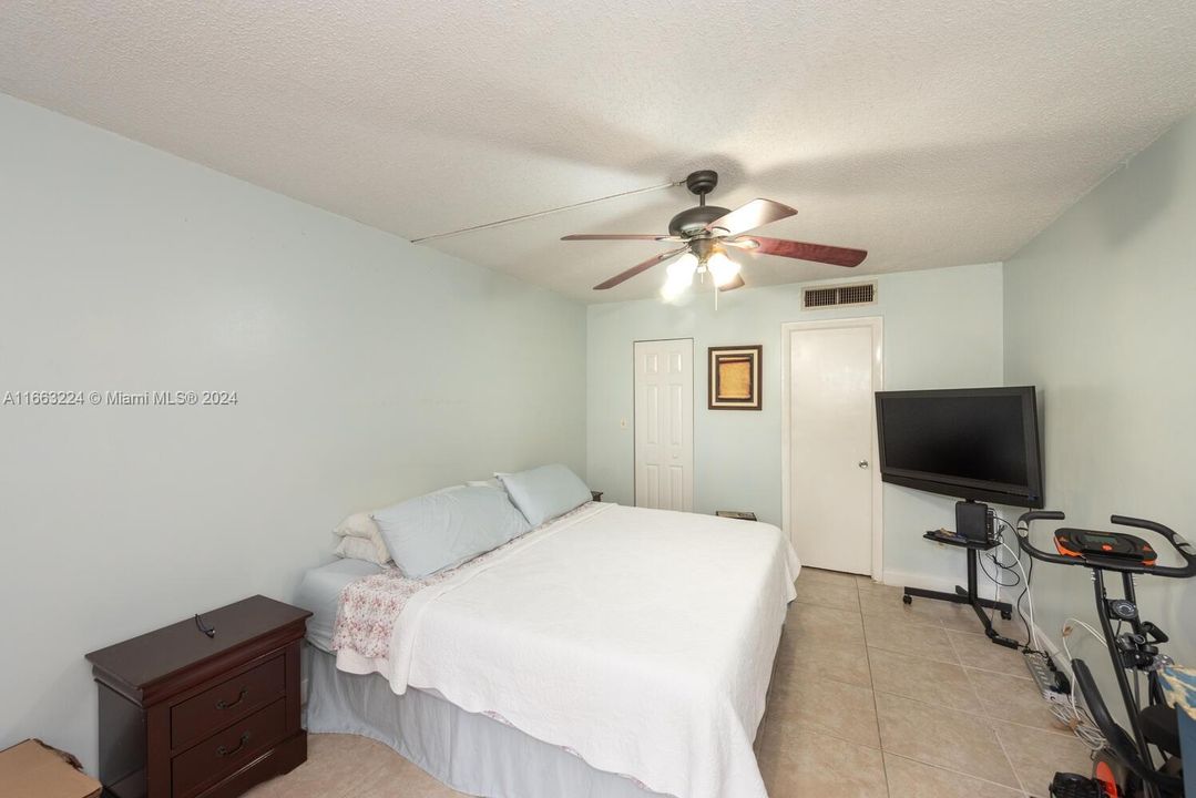 For Sale: $300,000 (2 beds, 2 baths, 906 Square Feet)